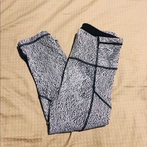 Black and white lululemon crop/Capri